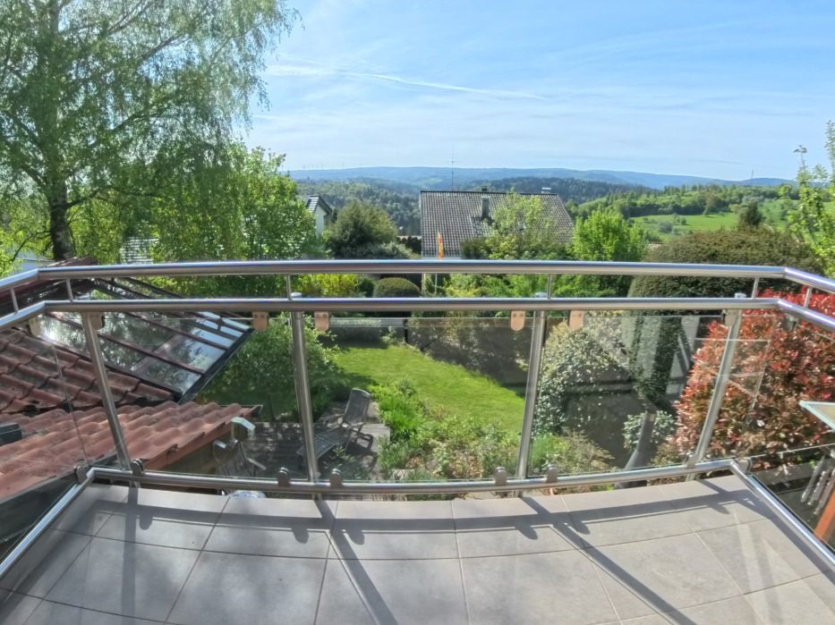 Balkon im Obergeschoss mit Edelstahlgeländer und Blick in den Nordschwarzwald