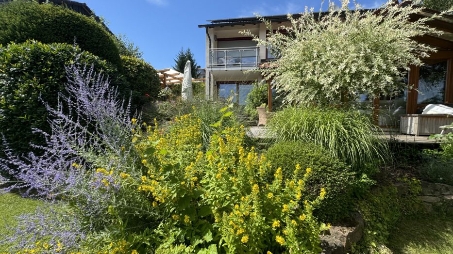 Blüten im Südgarten – Garten mit verschiedenen Sitzebenen, Marxzell-Burbach