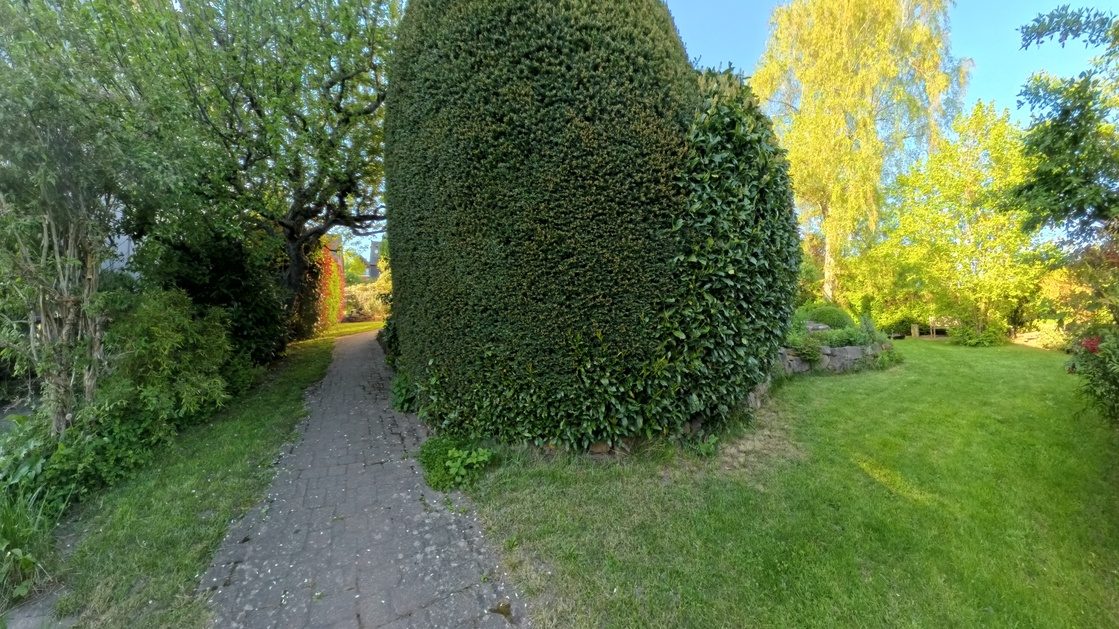 Gepflasterter Gartenweg im Südgarten des Hauses Am Südhang 9 in Marxzell