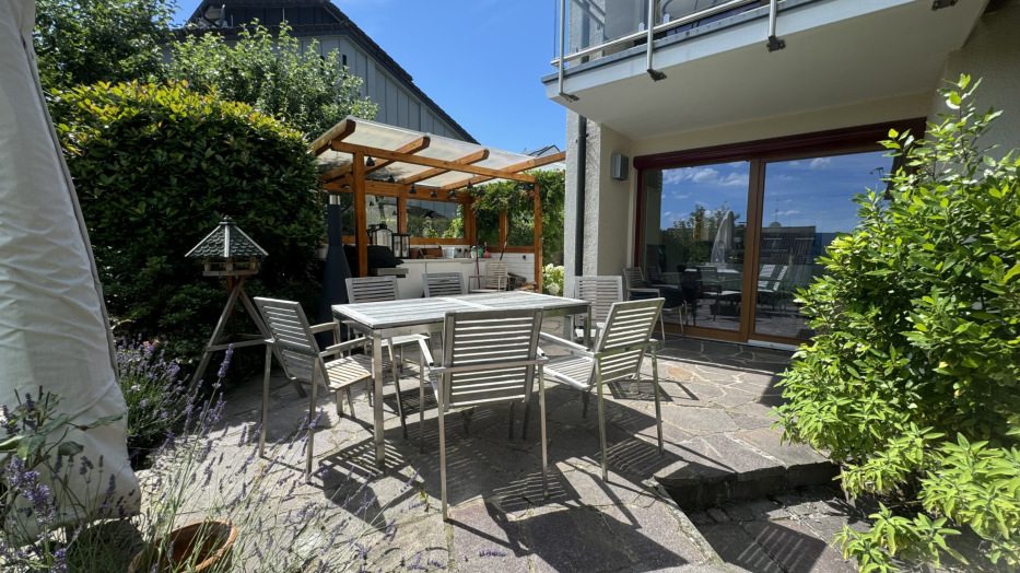 Holzterrasse mit Außenküche und Grillplatz – Familienhaus in Marxzell-Burbach