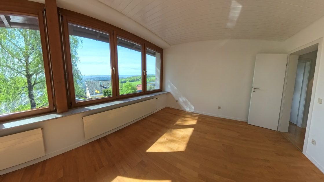 Schlafzimmer mit Holzparkett und Schwarzwaldblick im Albtal