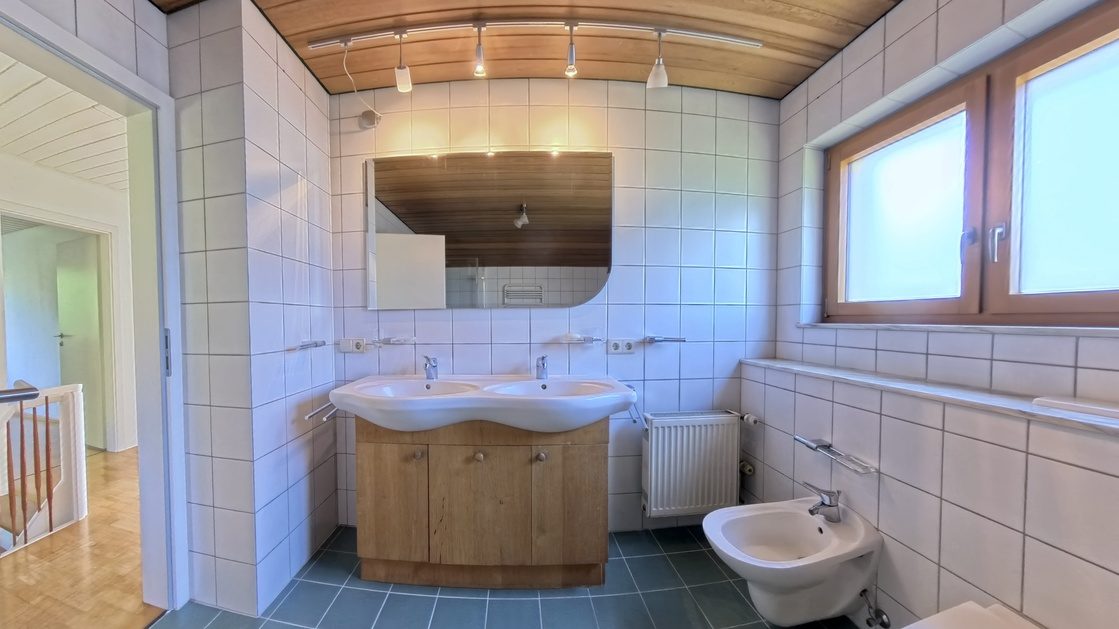 Großes Bad im Obergeschoss mit Doppelwaschbecken und Dusche, saniertes Familienhaus in Marxzell