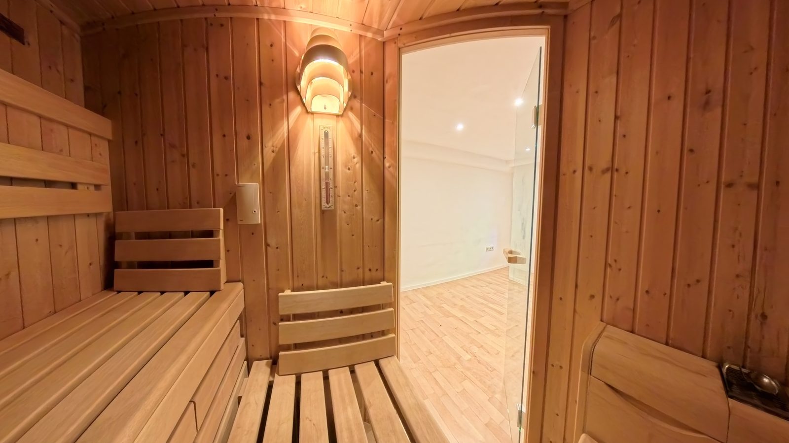 Wellnessbereich mit KLAFS Sauna und Sanarium im Untergeschoss, Einfamilienhaus Marxzell-Burbach